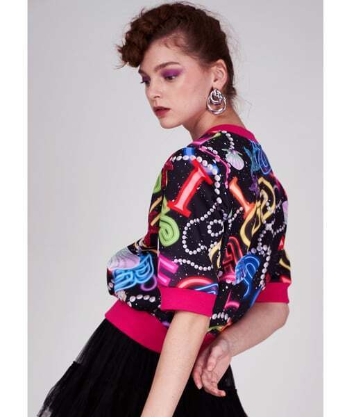 GREEDILOUS（グリディアス）の「ネオンレタリングクロップトップ（Tシャツ/カットソー・レディース・その他・SMALL/MEDIUM/LARGE/X-SMALL）」の3枚目の写真