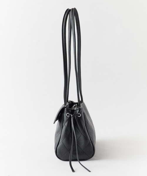AO2（アオズ）の「Diamond Quilt Faux Leather Square Shoulder Bag / ダイヤキルト フェイクレザー スクエアショルダーバッグ 秋 秋服 2026年秋冬（ショルダーバッグ・レディース・ホワイト/ブラック・FREE）」の19枚目の写真