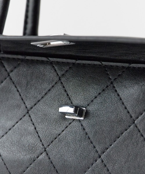 AO2（アオズ）の「Diamond Quilt Faux Leather Square Shoulder Bag / ダイヤキルト フェイクレザー スクエアショルダーバッグ 秋 秋服 2026年秋冬（ショルダーバッグ・レディース・ホワイト/ブラック・FREE）」の15枚目の写真