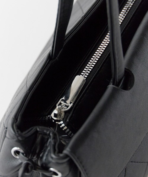 AO2（アオズ）の「Diamond Quilt Faux Leather Square Shoulder Bag / ダイヤキルト フェイクレザー スクエアショルダーバッグ 秋 秋服 2026年秋冬（ショルダーバッグ・レディース・ホワイト/ブラック・FREE）」の17枚目の写真