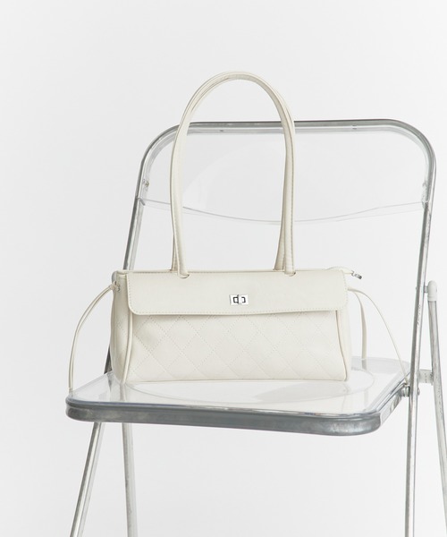 AO2（アオズ）の「Diamond Quilt Faux Leather Square Shoulder Bag / ダイヤキルト フェイクレザー スクエアショルダーバッグ 秋 秋服 2026年秋冬（ショルダーバッグ・レディース・ホワイト/ブラック・FREE）」の4枚目の写真