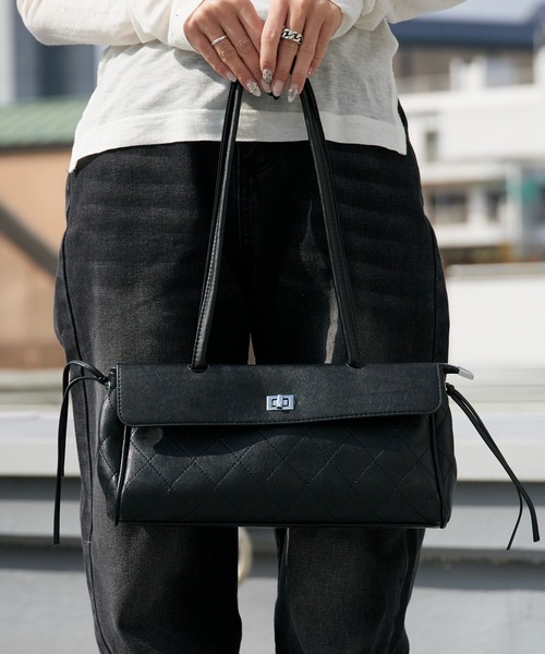 AO2（アオズ）の「Diamond Quilt Faux Leather Square Shoulder Bag / ダイヤキルト フェイクレザー スクエアショルダーバッグ 秋 秋服 2026年秋冬（ショルダーバッグ・レディース・ホワイト/ブラック・FREE）」の8枚目の写真