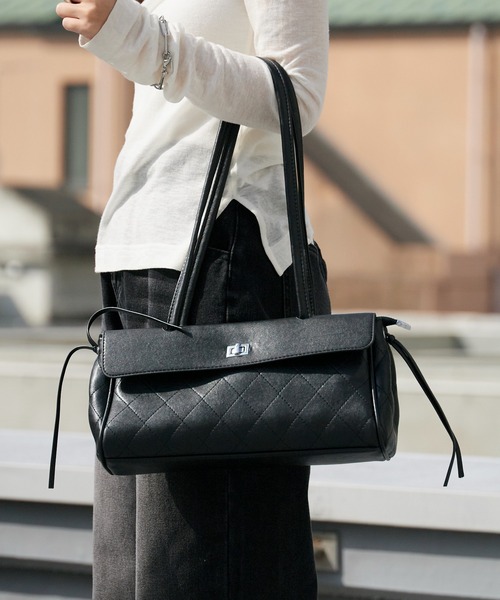 AO2（アオズ）の「Diamond Quilt Faux Leather Square Shoulder Bag / ダイヤキルト フェイクレザー スクエアショルダーバッグ 秋 秋服 2026年秋冬（ショルダーバッグ・レディース・ホワイト/ブラック・FREE）」の10枚目の写真