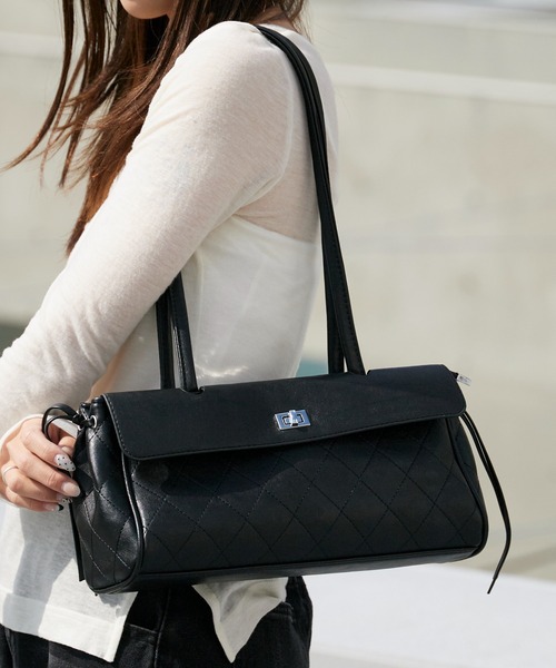 AO2（アオズ）の「Diamond Quilt Faux Leather Square Shoulder Bag / ダイヤキルト フェイクレザー スクエアショルダーバッグ 秋 秋服 2026年秋冬（ショルダーバッグ・レディース・ホワイト/ブラック・FREE）」の11枚目の写真