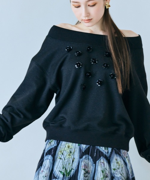 Audie a Muses（オーディアミューズ）の「ラメ裏毛ビジュー付きプルオーバー（Tシャツ/カットソー・レディース・ブラック/グレー・38/42）」の2枚目の写真