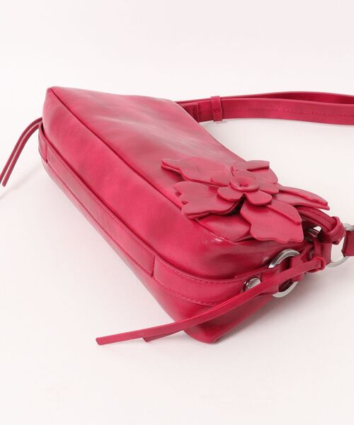 Desigual（デシグアル）の「フラワーコサージュ付きサイドギャザーショルダーバッグ（ショルダーバッグ・レディース・レッド・FREE）」の6枚目の写真