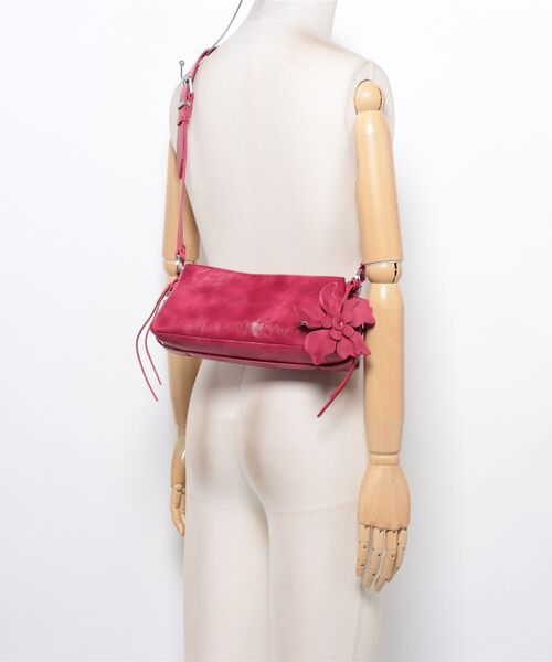 Desigual（デシグアル）の「フラワーコサージュ付きサイドギャザーショルダーバッグ（ショルダーバッグ・レディース・レッド・FREE）」の8枚目の写真