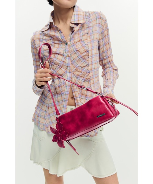 Desigual（デシグアル）の「フラワーコサージュ付きサイドギャザーショルダーバッグ（ショルダーバッグ・レディース・レッド・FREE）」の4枚目の写真