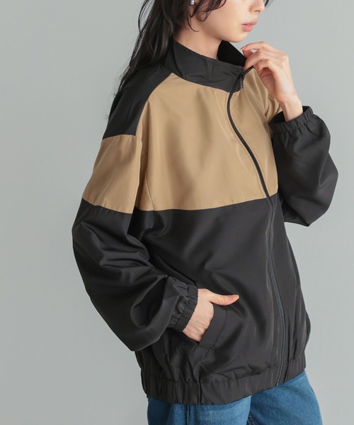 itto...(イット)の「配色スタンドカラージップアップブルゾン(ブルゾン・レディース・ブラック/ベージュ・M)」の2枚目の写真