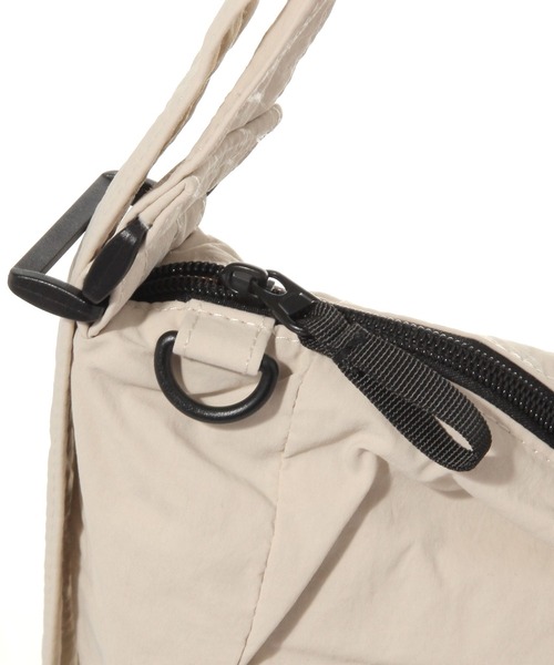 studio CLIP(スタディオクリップ)の「【撥水/12ポケット構造/500mlボトル収納可】マルチWAYバッグ(ショルダーバッグ・レディース・ブラック/ベージュ・FREE)」の18枚目の写真