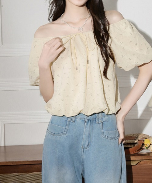 LUCPY(ラクピー)の「フラワーギャザーショートブラウス(シャツ/ブラウス・レディース・アイボリー・LARGE/MEDIUM/SMALL)」の1枚目の写真