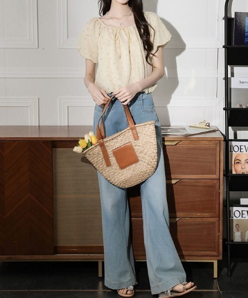 LUCPY(ラクピー)の「フラワーギャザーショートブラウス(シャツ/ブラウス・レディース・アイボリー・LARGE/MEDIUM/SMALL)」の2枚目の写真