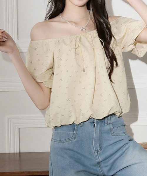 LUCPY(ラクピー)の「フラワーギャザーショートブラウス(シャツ/ブラウス・レディース・アイボリー・LARGE/MEDIUM/SMALL)」の3枚目の写真