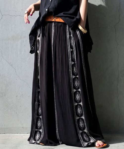 antiqua(アンティカ)の「刺繍 フレア ロング スカート(スカート・レディース・ブラック/ブルー/ホワイト・ONESIZE)」の1枚目の写真