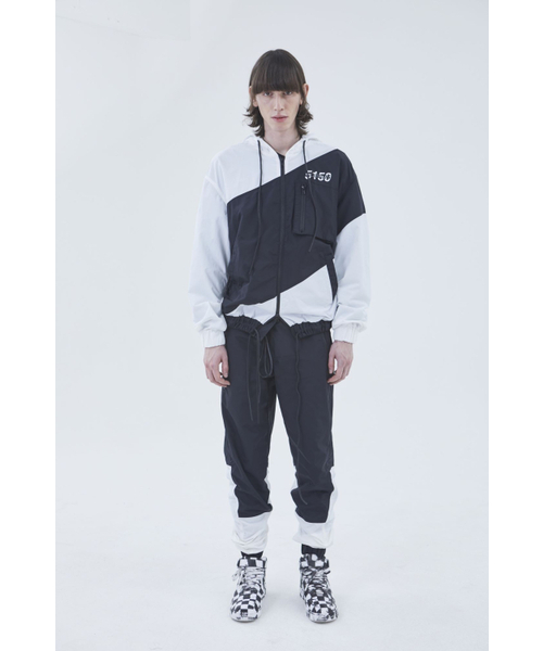 BMUETTE(ビムウィエ)の「フードトラックジャケット(その他アウター・メンズ・ブラック・SMALL/MEDIUM)」の1枚目の写真