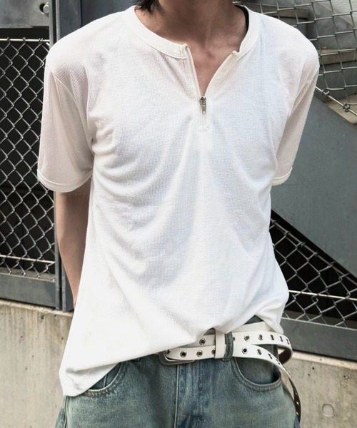 Never mind the XU / Chikashitsu+(ネバーマインド ザ エックスユー / チカシツプラス)の「【nmtc+】Half Zip-Up Slim Tee / 【エヌエムティーシープラス】ハーフジップアップスリムTシャツ(Tシャツ/カットソー・メンズ・ブラック/グレー/ホワイト・ONE SIZE)」の2枚目の写真