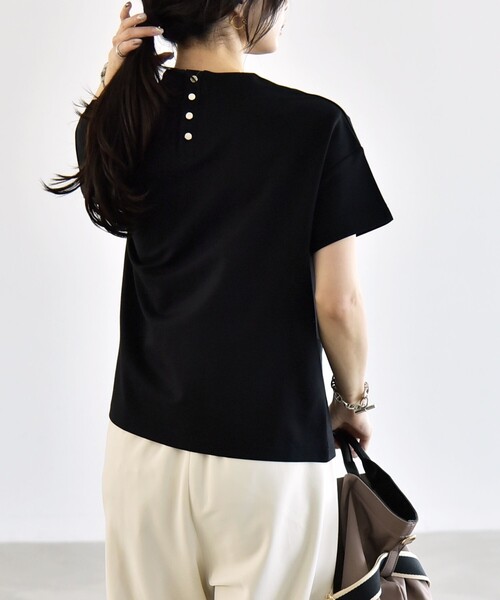quaranciel（カランシエル）の「quaranciel:〈洗濯機可能〉ライト ポンチ バック ボタン ショートスリーブ TEE（Tシャツ/カットソー・レディース・ブラック/オフホワイト/カーキ・ONE SIZE）」の2枚目の写真