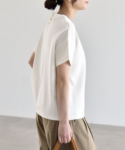 quaranciel（カランシエル）の「quaranciel:〈洗濯機可能〉ライト ポンチ バック ボタン ショートスリーブ TEE（Tシャツ/カットソー・レディース・ブラック/オフホワイト/カーキ・ONE SIZE）」の7枚目の写真