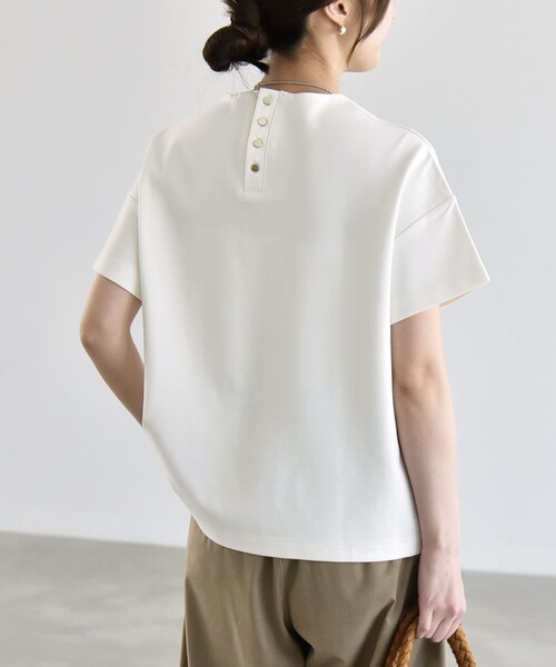 quaranciel（カランシエル）の「quaranciel:〈洗濯機可能〉ライト ポンチ バック ボタン ショートスリーブ TEE（Tシャツ/カットソー・レディース・ブラック/オフホワイト/カーキ・ONE SIZE）」の8枚目の写真