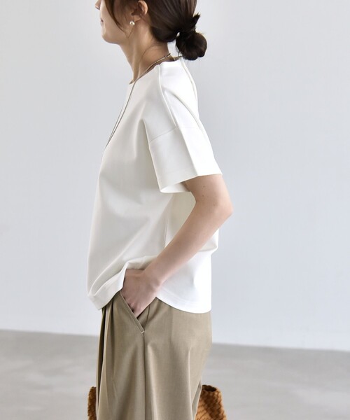 quaranciel（カランシエル）の「quaranciel:〈洗濯機可能〉ライト ポンチ バック ボタン ショートスリーブ TEE（Tシャツ/カットソー・レディース・ブラック/オフホワイト/カーキ・ONE SIZE）」の9枚目の写真