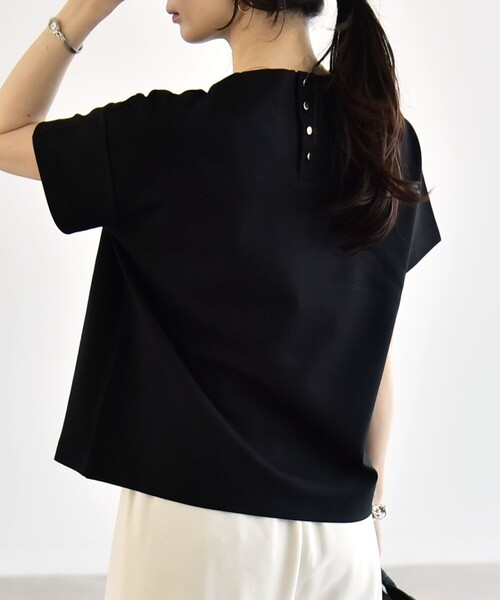 quaranciel（カランシエル）の「quaranciel:〈洗濯機可能〉ライト ポンチ バック ボタン ショートスリーブ TEE（Tシャツ/カットソー・レディース・ブラック/オフホワイト/カーキ・ONE SIZE）」の15枚目の写真