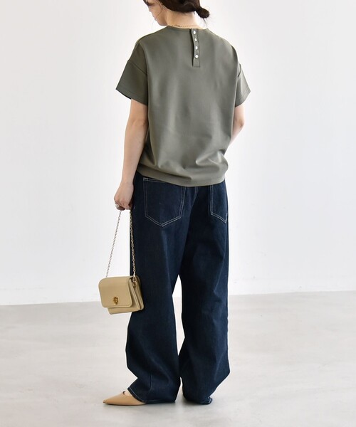 quaranciel（カランシエル）の「quaranciel:〈洗濯機可能〉ライト ポンチ バック ボタン ショートスリーブ TEE（Tシャツ/カットソー・レディース・ブラック/オフホワイト/カーキ・ONE SIZE）」の17枚目の写真