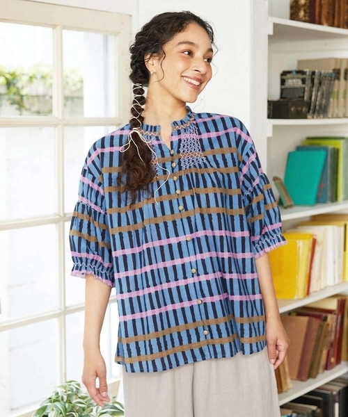 Jocomomola(ホコモモラ)の「Enganar スモッキング刺繍チェック柄ブラウス(シャツ/ブラウス・レディース・ネイビー/グリーン・40)」の2枚目の写真