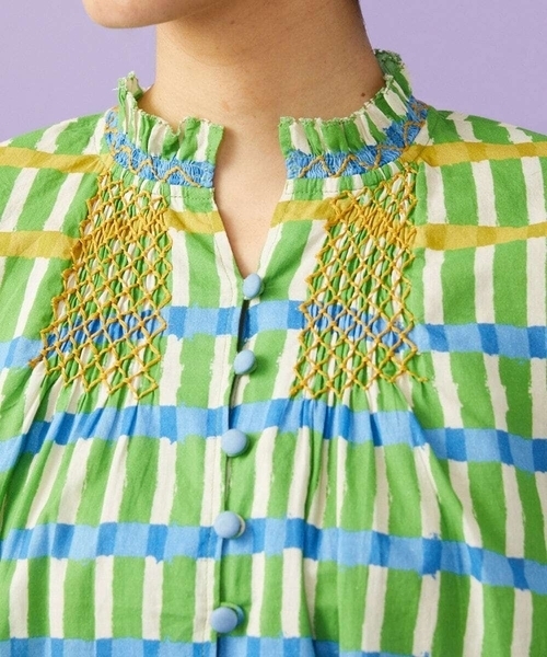 Jocomomola(ホコモモラ)の「Enganar スモッキング刺繍チェック柄ブラウス(シャツ/ブラウス・レディース・ネイビー/グリーン・40)」の10枚目の写真