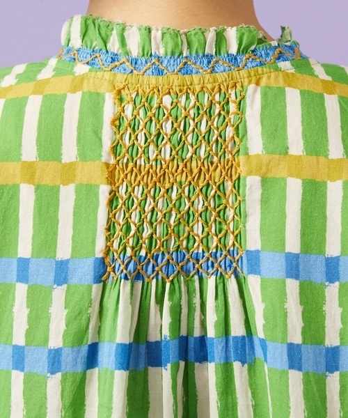Jocomomola(ホコモモラ)の「Enganar スモッキング刺繍チェック柄ブラウス(シャツ/ブラウス・レディース・ネイビー/グリーン・40)」の14枚目の写真
