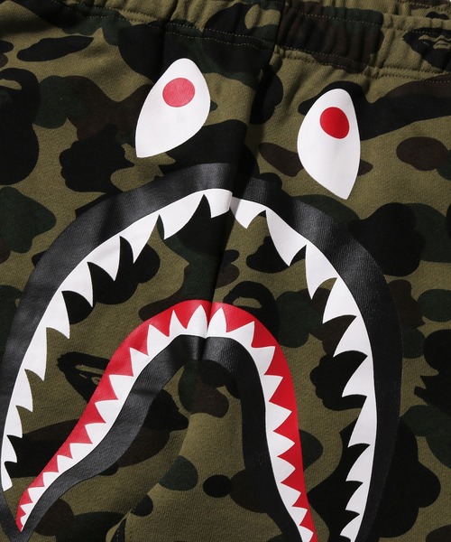A BATHING APE（アベイシングエイプ）の「1ST CAMO SHARK SWEAT PANTS（スウェットパンツ・メンズ・イエロー/グリーン・SMALL/X-LARGE/MEDIUM/XX-LARGE/LARGE）」の6枚目の写真