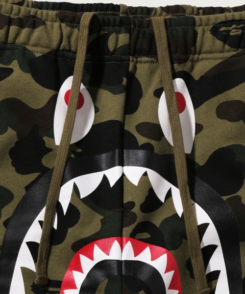 A BATHING APE（アベイシングエイプ）の「1ST CAMO SHARK SWEAT PANTS（スウェットパンツ・メンズ・イエロー/グリーン・SMALL/X-LARGE/MEDIUM/XX-LARGE/LARGE）」の8枚目の写真