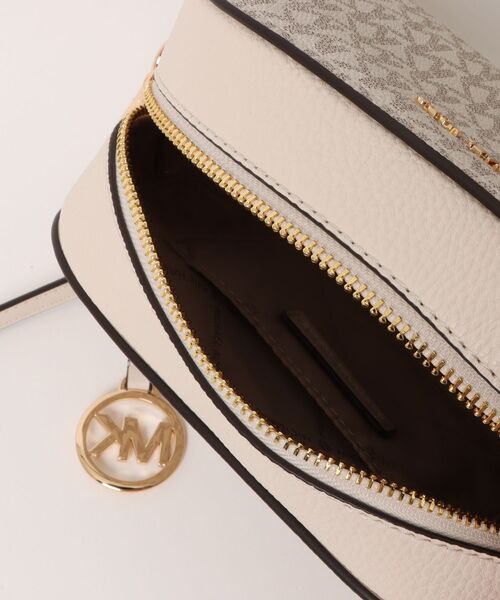 MICHAEL KORS（マイケルコース）の「ASHTON カメラ クロスボディバッグ エクストラスモール - Mkシグネチャー（ショルダーバッグ・レディース・ベージュ系その他・FREE）」の4枚目の写真
