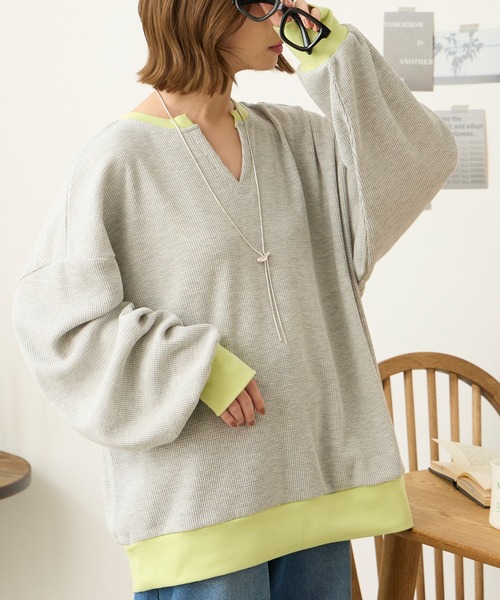 MONO-MART(モノマート)の「<抗菌防臭>ワッフル配色 キーネック オーバーサイズプルオーバー(Tシャツ/カットソー・レディース・グレイッシュブルー/アイボリー/ネイビー/ブラック/ダークブラウン/チャコール/グレー/カーキ・M/L)」の3枚目の写真