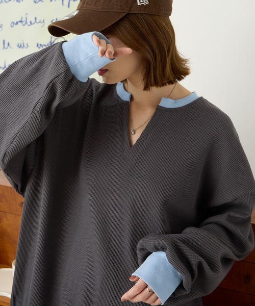 MONO-MART(モノマート)の「<抗菌防臭>ワッフル配色 キーネック オーバーサイズプルオーバー(Tシャツ/カットソー・レディース・グレイッシュブルー/アイボリー/ネイビー/ブラック/ダークブラウン/チャコール/グレー/カーキ・M/L)」の4枚目の写真