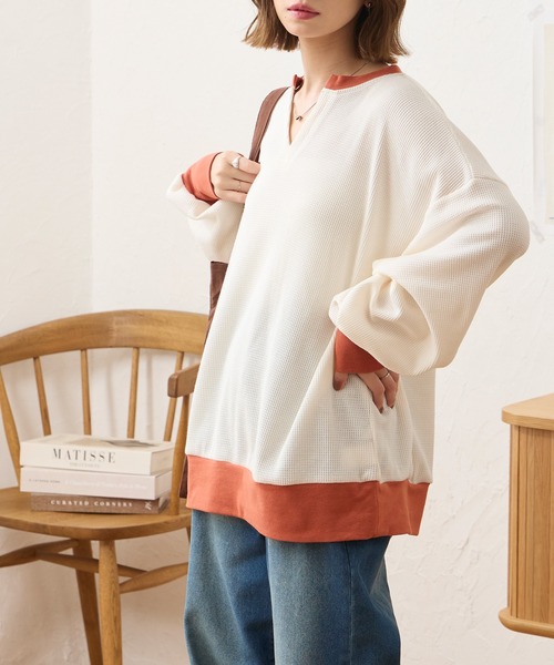 MONO-MART(モノマート)の「<抗菌防臭>ワッフル配色 キーネック オーバーサイズプルオーバー(Tシャツ/カットソー・レディース・グレイッシュブルー/アイボリー/ネイビー/ブラック/ダークブラウン/チャコール/グレー/カーキ・M/L)」の14枚目の写真