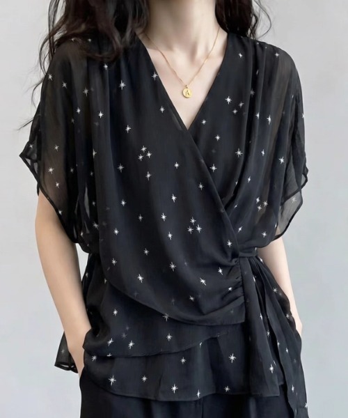 LUCPY(ラクピー)の「スタープリントシアーカシュクールブラウス(シャツ/ブラウス・レディース・ブラック・X-LARGE/XX-LARGE/LARGE)」の1枚目の写真