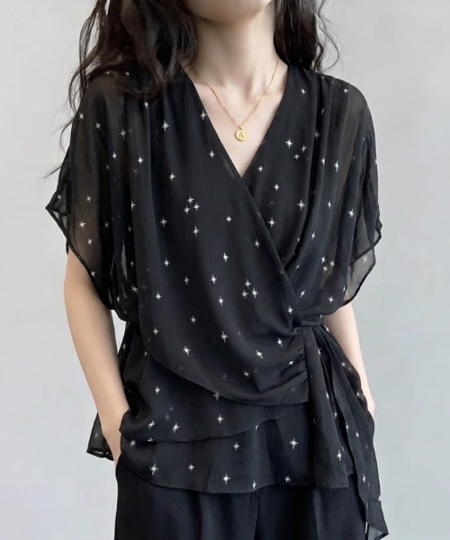 LUCPY(ラクピー)の「スタープリントシアーカシュクールブラウス(シャツ/ブラウス・レディース・ブラック・X-LARGE/XX-LARGE/LARGE)」の4枚目の写真