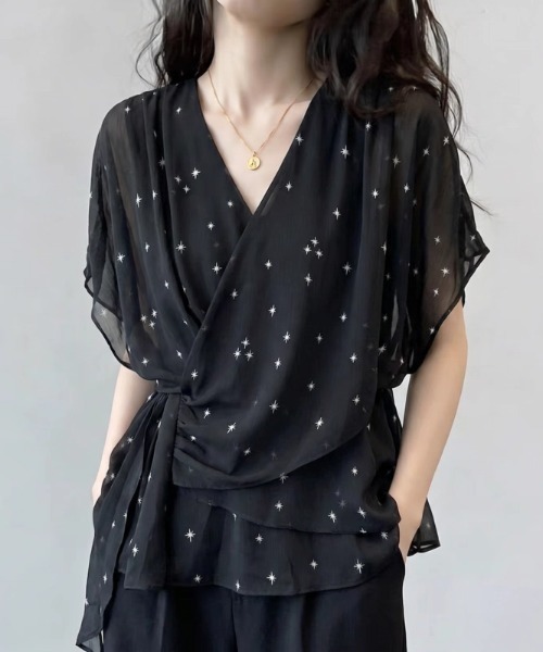 LUCPY(ラクピー)の「スタープリントシアーカシュクールブラウス(シャツ/ブラウス・レディース・ブラック・X-LARGE/XX-LARGE/LARGE)」の3枚目の写真