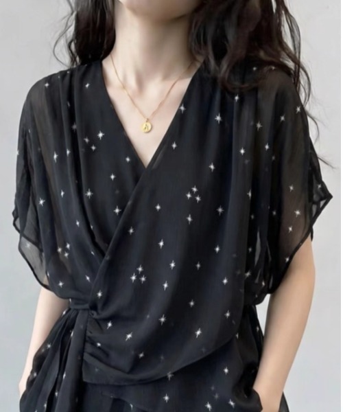 LUCPY(ラクピー)の「スタープリントシアーカシュクールブラウス(シャツ/ブラウス・レディース・ブラック・X-LARGE/XX-LARGE/LARGE)」の2枚目の写真