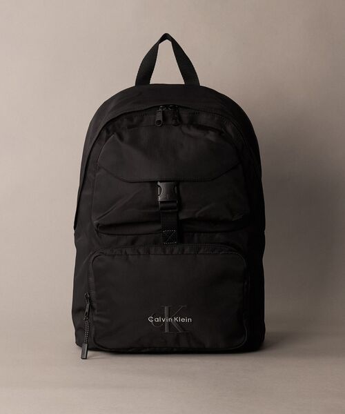 Calvin Klein(カルバン・クライン)の「リュック - ボールドダブルポケットバックパック(バックパック/リュック・メンズ・ブラック・FREE)」の1枚目の写真