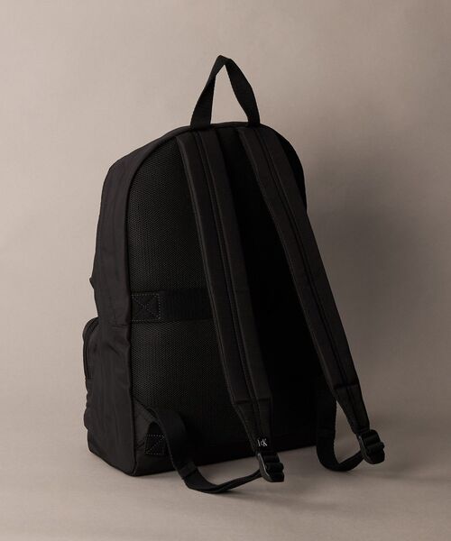 Calvin Klein(カルバン・クライン)の「リュック - ボールドダブルポケットバックパック(バックパック/リュック・メンズ・ブラック・FREE)」の2枚目の写真