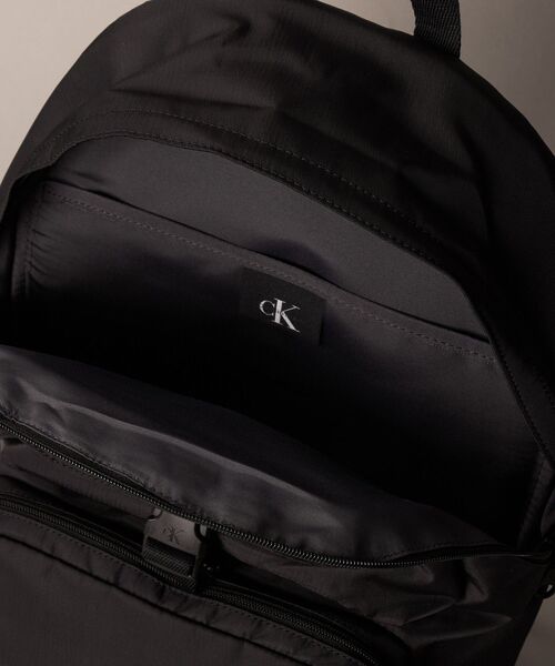 Calvin Klein(カルバン・クライン)の「リュック - ボールドダブルポケットバックパック(バックパック/リュック・メンズ・ブラック・FREE)」の3枚目の写真