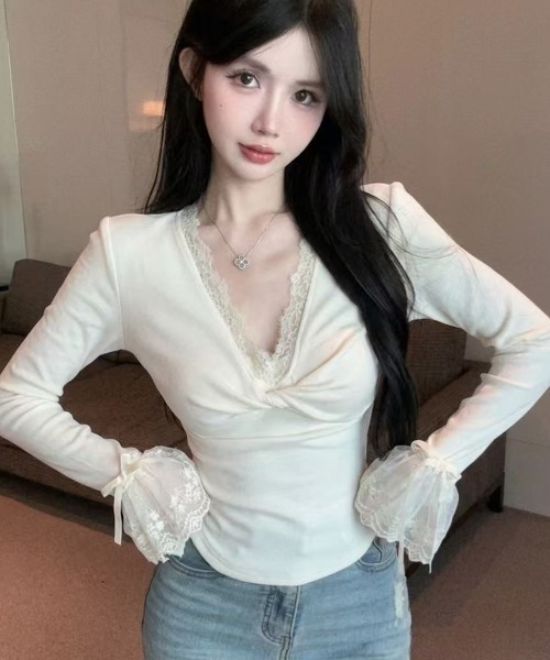 Vipoa(ヴィポア)の「Vネックレーストップス(Tシャツ/カットソー・レディース・ホワイト・FREE)」の2枚目の写真
