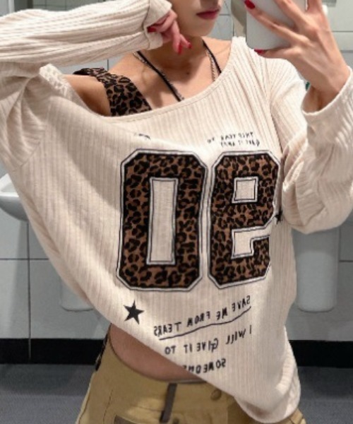 SHEPP(シープ)の「【26年秋冬新作】レオパードストラップ フェイクレイヤード オフショル ロンT(Tシャツ/カットソー・レディース・アイボリー/ブラック・F)」の2枚目の写真