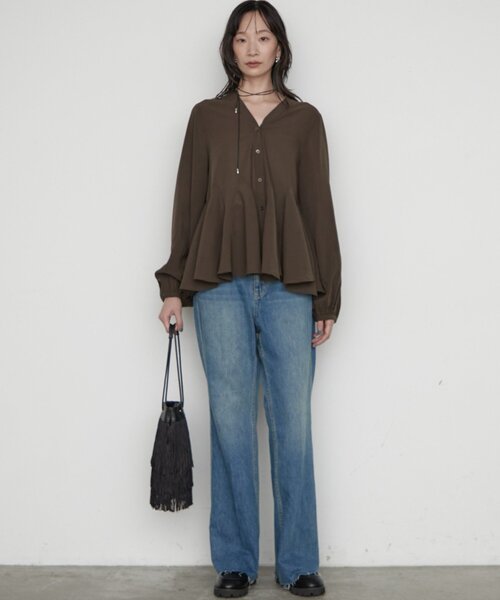 LOUNGEDRESS(ラウンジドレス)の「フレアデニムパンツ(デニムパンツ・レディース・ブルー・36/38)」の8枚目の写真