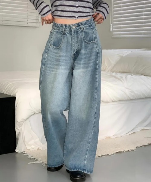 LOENNE(ロエヌ)の「Tuck Wide Jeans / タックワイドデニム(デニムパンツ・レディース・ブルー・MEDIUM/SMALL)」の1枚目の写真
