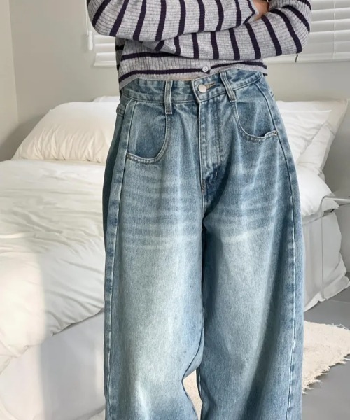 LOENNE(ロエヌ)の「Tuck Wide Jeans / タックワイドデニム(デニムパンツ・レディース・ブルー・MEDIUM/SMALL)」の2枚目の写真