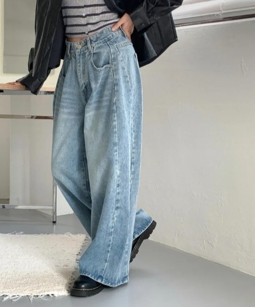 LOENNE(ロエヌ)の「Tuck Wide Jeans / タックワイドデニム(デニムパンツ・レディース・ブルー・MEDIUM/SMALL)」の3枚目の写真