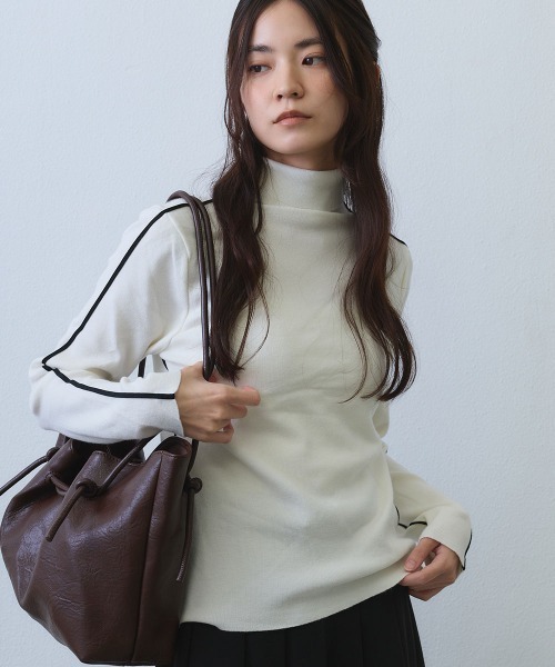 Clum(クルム)の「contrast line high neck knit / バイカラーラインハイネックニットトップス(ニット/セーター・レディース・ブラック/ホワイト・FREE)」の1枚目の写真