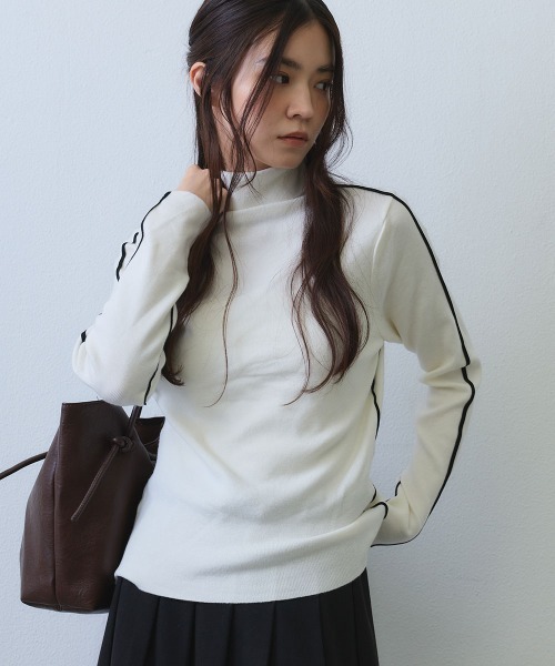 Clum(クルム)の「contrast line high neck knit / バイカラーラインハイネックニットトップス(ニット/セーター・レディース・ブラック/ホワイト・FREE)」の3枚目の写真